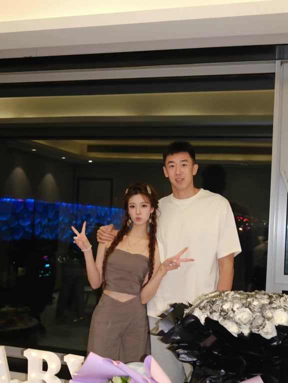 王少杰晒与女友一起庆祝生日的视频：三十而已 从容自在 平安顺遂